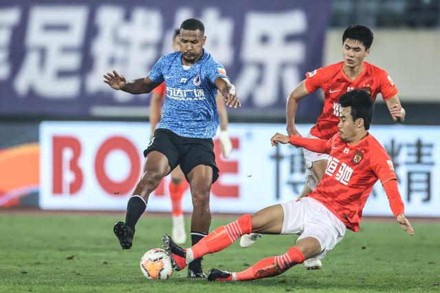 媒体人：前场篮板没抢到可犯规 但这年龄球员在场上想不到那么多